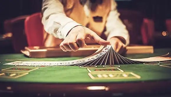 Pengguna membaca aturan bonus di hallo777