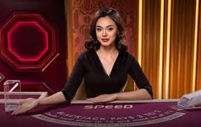 Pengguna memeriksa kode QRIS di hallo777